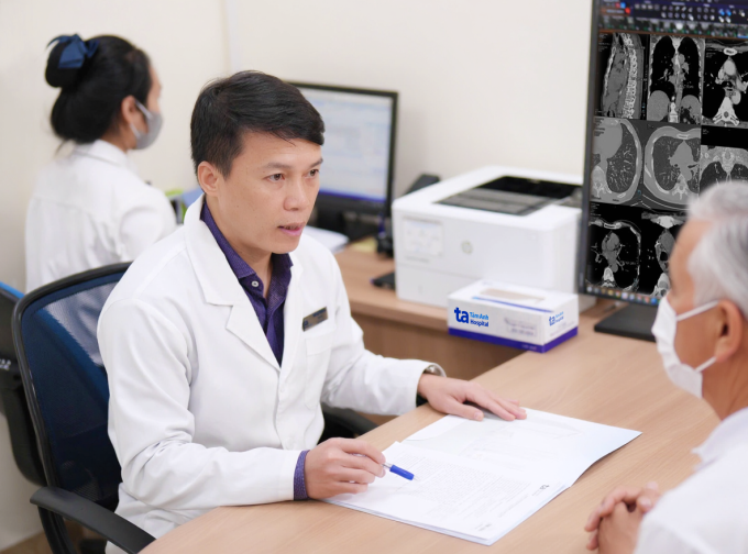 pic-1753842262-9192-1753842519 Bác sĩ Sơn thăm khám cho ông Hùng. Ảnh: Bệnh viện Đa khoa Tâm Anh