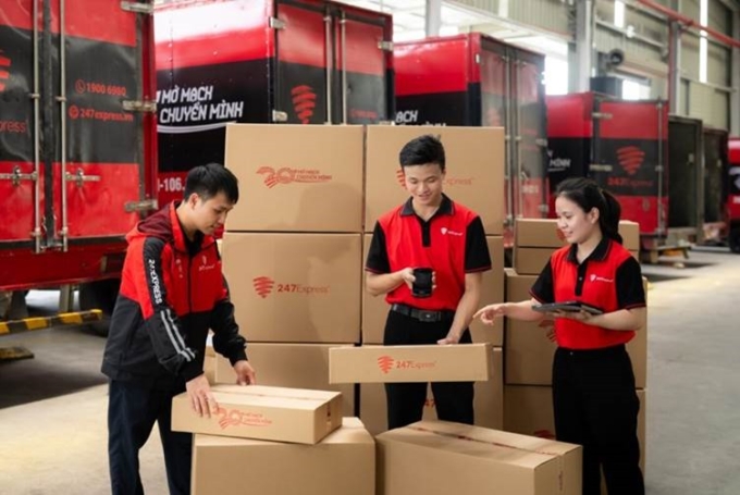 picture2aew-1752474105-4707-1752474433 Nhân viên 247Express kiểm tra hàng hóa trước khi vận chuyển, trên thùng hàng in logo biểu tượng 20 năm của 247Express. Ảnh: 247Express