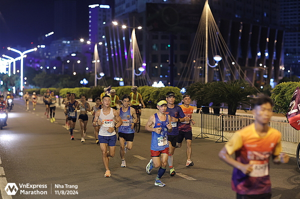 pnq-6936-jpg-1752576950-2038-1752577142 Runner chạy trên cầu Trần Phú tại VM Nha Trang 2024. Ảnh: VM