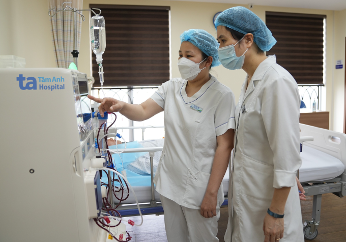 pr1-5-1753685804-1753685929-6993-1753685970 Bác sĩ Hiền và điều dưỡng kiểm tra thiết bị lọc máu cho người bệnh. Ảnh minh họa: Bệnh viện Đa khoa Tâm Anh