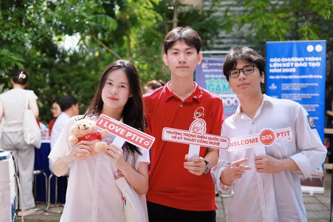 ptit-1753672269-2194-1753672378 Sinh viên PTIT trong hoạt động tư vấn tuyển sinh hồi tháng 5. Ảnh: PTIT