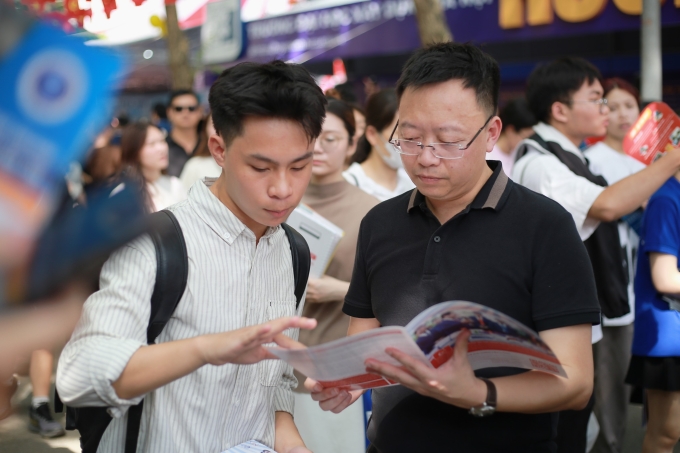 ptit-jpeg-1753276519-4331-1753276635 Thí sinh tìm hiểu thông tin tuyển sinh Học viện Công nghệ Bưu chính viễn thông hôm 19/7. Ảnh: PTIT