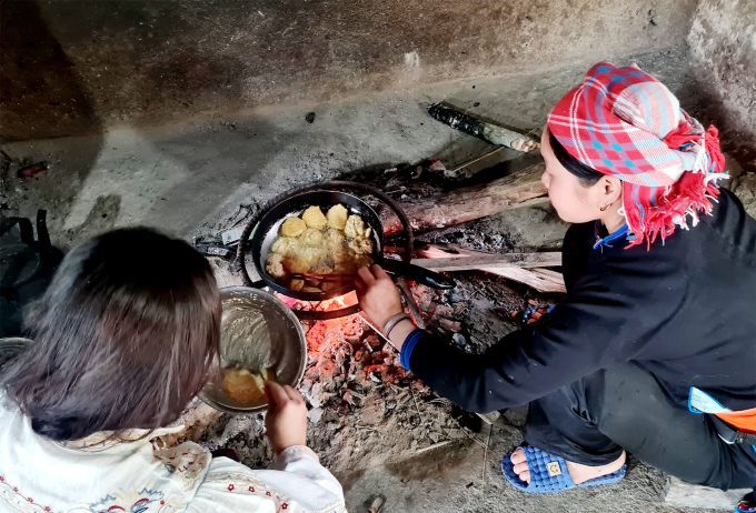 san2-1753157388-4098-1753158081 Du khách trải nghiệm làm bánh sắn tại homestay ở Bản Liền: Ảnh: Cổng thông tin Lào Cai