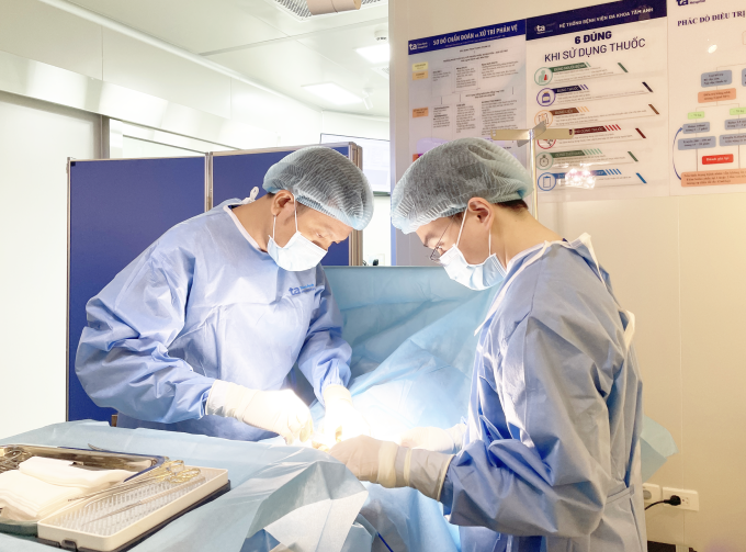 screenshot-2025-07-31-at-11-18-1548-2097-1753935645 Bác sĩ Khoa (trái) đang chọc hút tinh trùng cho người bệnh. Ảnh: Bệnh viện Đa khoa Tâm Anh - Quận 8