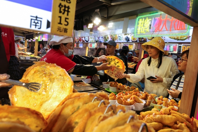 shanghai-foodcourt-reuters-175-6884-6465-1752053736 Khách hàng tại một quầy đồ ăn ở Thượng Hải (Trung Quốc) tháng 5/2025. Ảnh: Reuters