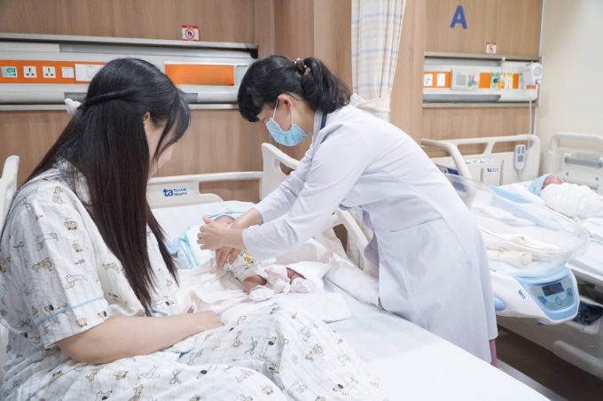 sin-cos-bs-dung-1753836513-5800-1753836725 Bác sĩ Dung kiểm tra sức khỏe cho cặp song sinh trước khi xuất viện và hướng dẫn chị Thu cách chăm sóc con. Ảnh: Ngọc Châu