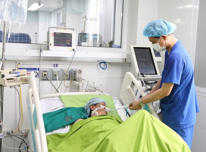 soc-nhiet-1-1751950966-1751950-5490-5199-1751951000 Bác sĩ điều trị bệnh nhân. Ảnh: Bệnh viện cung cấp
