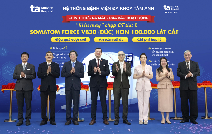 somatom-vb30-100-000-175145725-1598-4013-1751457330 Ông Christopher Scholl, Phó tổng lãnh sự, Đại diện Tổng lãnh sự quán Đức tại Việt Nam (thứ tư từ trái qua) tham dự lễ công bố vận hành máy CT 100.000 lát cắt tại Tâm Anh Quận 7. Ảnh: Bệnh viện cung cấp
