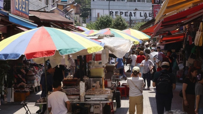 south-korea-yonhap-1751812038-7999-1751812203 Người dân trong chợ Namdaemun (Seoul). Ảnh: Yonhap