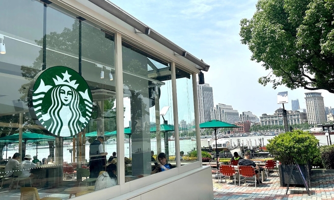 starbucks-jpeg-1752049597-1752-7982-7989-1752050099 Một cửa hàng Starbucks nhìn ra sông Hoàng Phố, Thượng Hải vào tháng 5. Ảnh: Phiên An