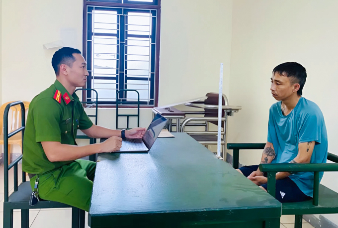 tai-xe-thanh-1753524190-5852-1753524537 Lê Ngọc Thành, góc phải, làm việc với cảnh sát. Ảnh: Công an cung cấp