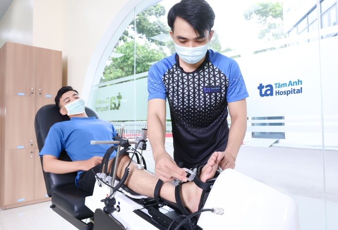 tama7147-1751449522-1751449584-2136-2321-1751499408 Anh Dương được kiểm tra dây chằng trước phẫu thuật. Ảnh: Bệnh viện cung cấp