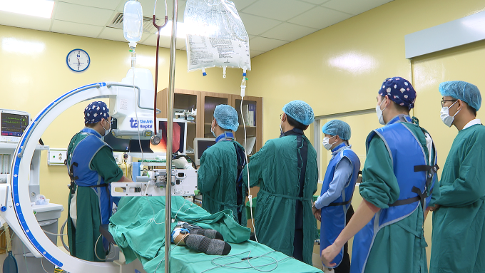 tan-soi-1752883108-1752883267-4983-1752883279 Êkíp nội soi mật tụy ngược dòng (ERCP) để lấy sỏi cho ông Đông. Ảnh: Bệnh viện Đa khoa Tâm Anh