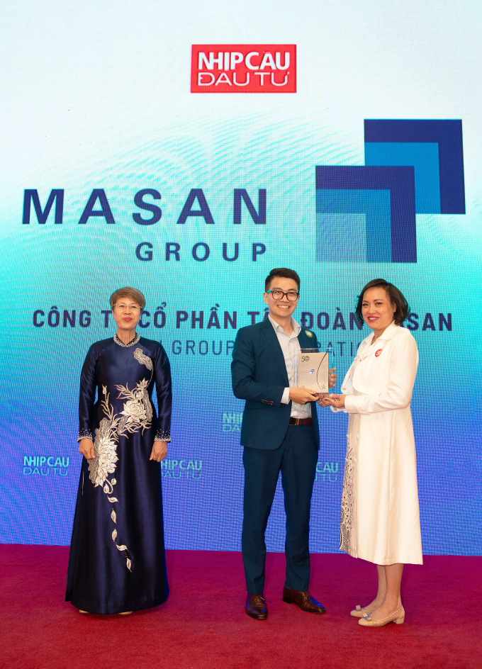 tap-doan-masan-dat-2-hang-muc-8337-1632-1752650768 Đại diện Masan (giữa) nhận chứng nhận Top 50 doanh nghiệp phát triển bền vững tiêu biểu. Ảnh: Masan