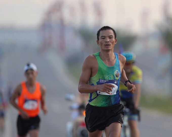 tap-the-duc-1752906629-4638-1752907109 Runner tham gia giải VnExpress Marathon tại Quy Nhơn dưới thời tiết nắng nóng. Ảnh: VM