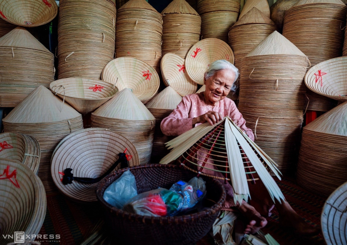 tay-ninh-nguyen-tan-tuan-8-159-5141-6402-1751426517 Cụ bà làm nón lá tại làng nghề Tây Ninh. Ảnh: Huỳnh Phương