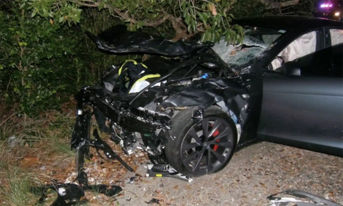 tesla-1-1752722142-2860-1752722314 Chiếc Tesla Model S sau tai nạn tháng 4/2019. Ảnh: FHP