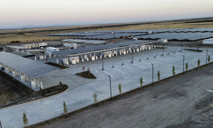 tesla-supercharger-1-175195978-9349-3098-1751960208 Trạm sạc siêu nạp của Tesla vừa khánh thành ở Lost Hills, với mái che là pin mặt trời. Ảnh: Tesla