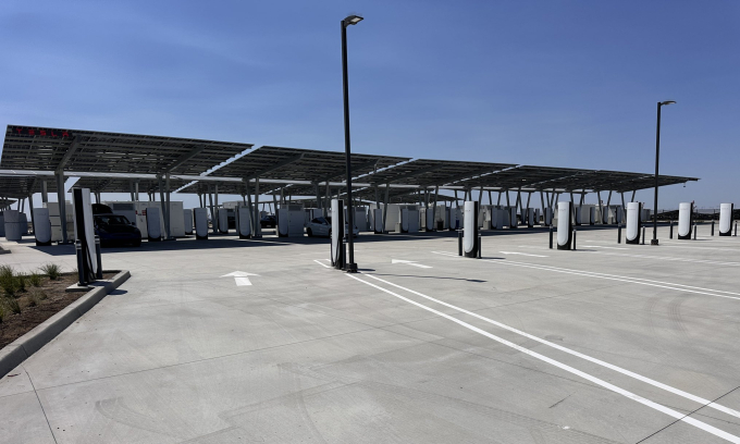 tesla-supercharger-2-175196017-5575-5097-1751960208 Trạm sạc vừa đi vào hoạt động và đã có những khách hàng đầu tiên đến sạc xe điện. Ảnh: Tesla