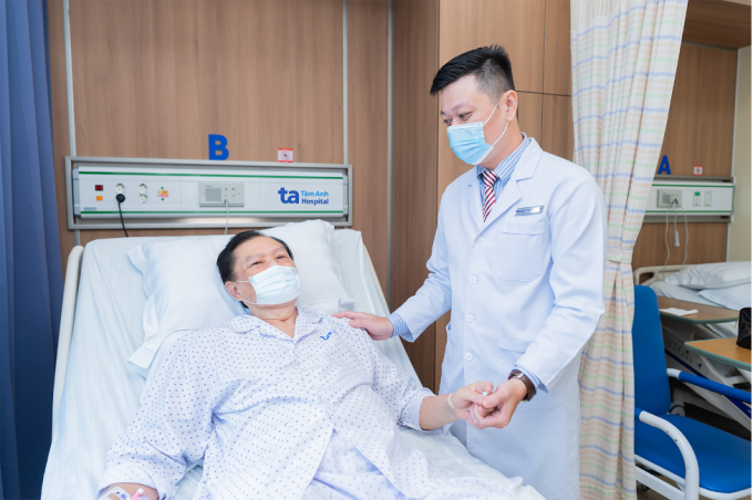 th2-1751642979-5857-1751643118 Ông Tươi (nằm) sức khỏe hồi phục tốt sau ca phẫu thuật. Ảnh: Bệnh viện Đa khoa Tâm Anh