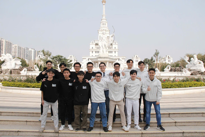 thanh1-1752483730-2434-1752503040 Thanh (bìa phải, hàng trên) cùng nhóm bạn thân ở đại học. Ảnh: Nhân vật cung cấp