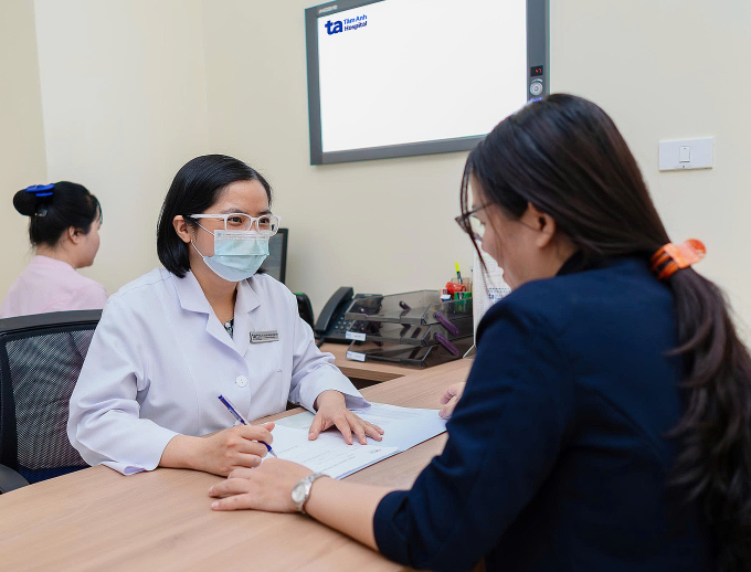 thay-a-nh-1753351178-175335136-1976-9714-1753404822 Bác sĩ Kim Yến tư vấn cho phụ nữ khám phụ khoa định kỳ. Ảnh: Thanh Thúy