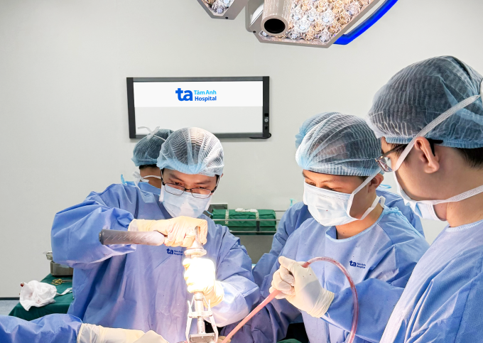 thaykhop-1752142818-5065-1752143029 Bác sĩ Thành (trái) thay khớp cho ông Yến. Ảnh: Bệnh viện Đa khoa Tâm Anh