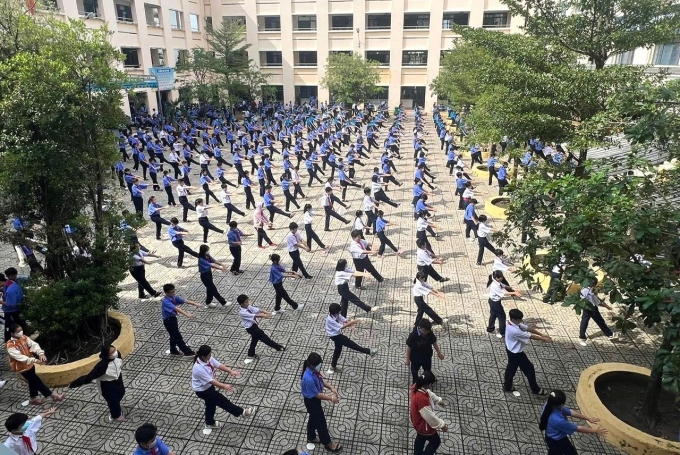 thcs-phu-luong-1752221496-5902-1752221630 Học sinh trường THCS Nguyễn Văn Luông tập thể dục giữa giờ. Ảnh: Nhà trường cung cấp