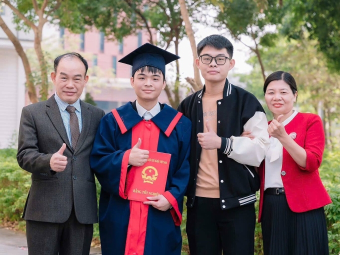 thu-khoa-a00-ba-c-ninh-1752658-1426-3927-1752658737 Nguyễn Quang Minh (thứ 2, bên trái, mặc lễ phục) chụp cùng gia đình trong buổi lễ tốt nghiệp THPT hồi cuối tháng 5. Ảnh: Nhân vật cung cấp
