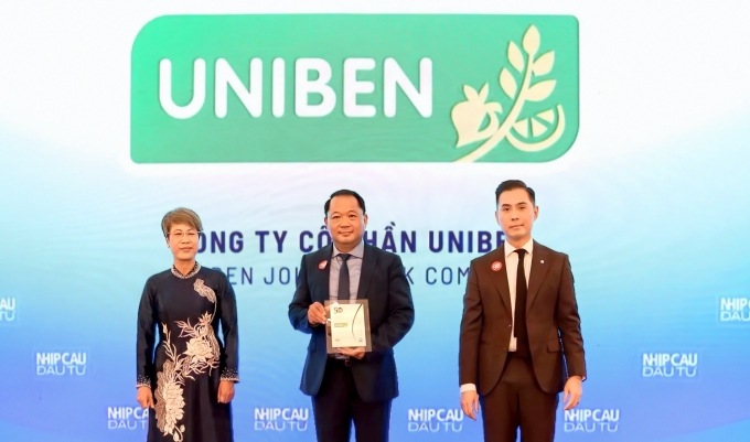 thumbnail-anh-1-1752748730-7263-1752748976 Lãnh đạo Uniben nhận kỷ niệm chương Top 50 doanh nghiệp phát triển bền vững 2025. Ảnh: Uniben
