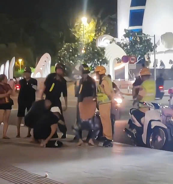 'Đi bão' mừng U23 Việt Nam vô địch, nhóm trẻ bị phạt 'thụt dầu' vì không đội mũ bảo hiểm - Ảnh 1.