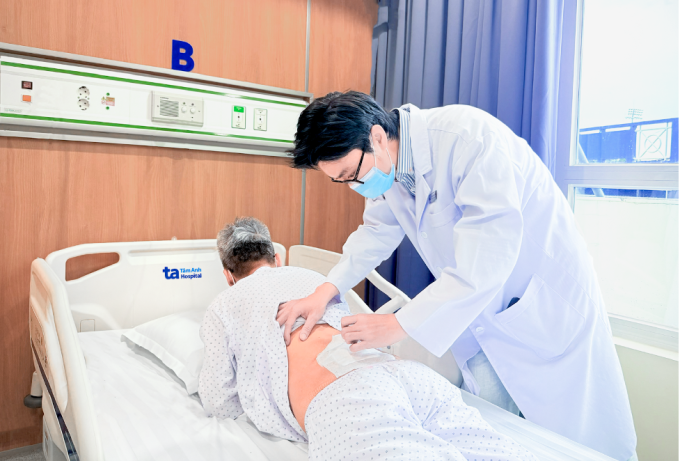 tk2-1752822358-9571-1752822468 Bác sĩ kiểm tra vết mổ của ông Luận trước khi xuất viện. Ảnh: Bệnh viện Đa khoa Tâm Anh