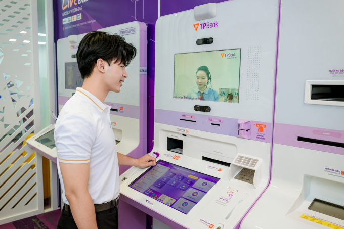 tpbank-3-1753869504-9481-1753869768 Khách hàng kết nối trực tiếp với tư vấn viên qua các quầy LiveBank 24/7. Ảnh: TPBank
