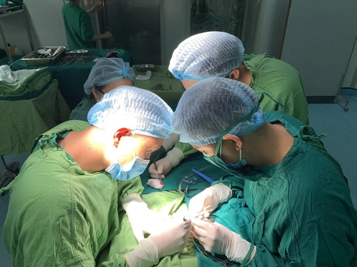tre-so-sinh-thung-da-day-1751555052425320611623 thủng dạ dày - Ảnh 1.