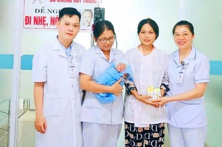 tre-so-sinh-thung-da-day-2-1751555052423203421385 thủng dạ dày - Ảnh 2.