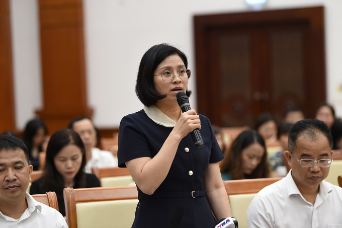 trinh-thi-huong-pho-cuc-truong-4322-8296-1751459148 Bà Trịnh Thị Hương, Phó cục trưởng Cục Phát triển doanh nghiệp tư nhân và kinh tế tập thể, trả lời tại họp báo, ngày 2/7. Ảnh: MOF