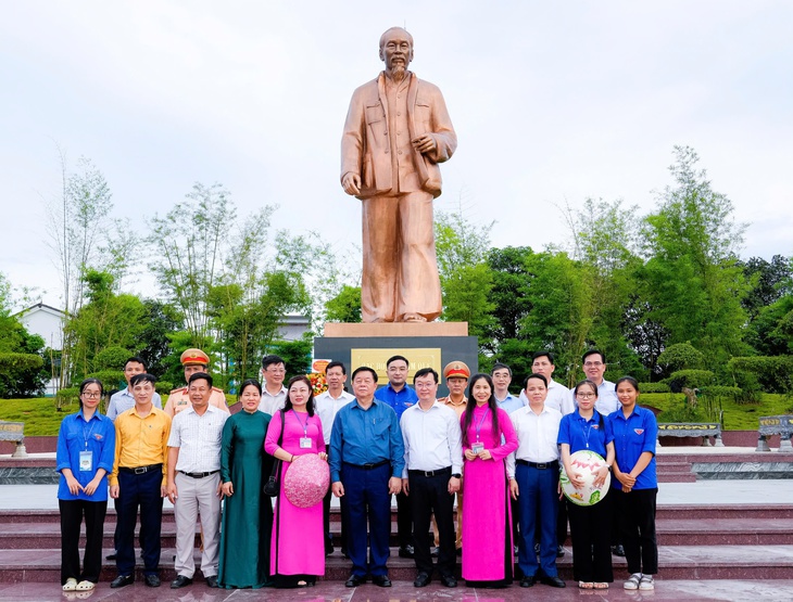 truong-trong-nghia-khu-di-tich-kim-lien2-1752582975915297427691 Trưởng Ban Tuyên giáo và Dân vận Trung ương dâng hương tưởng niệm Chủ tịch Hồ Chí Minh, các liệt sĩ - Ảnh 2.
