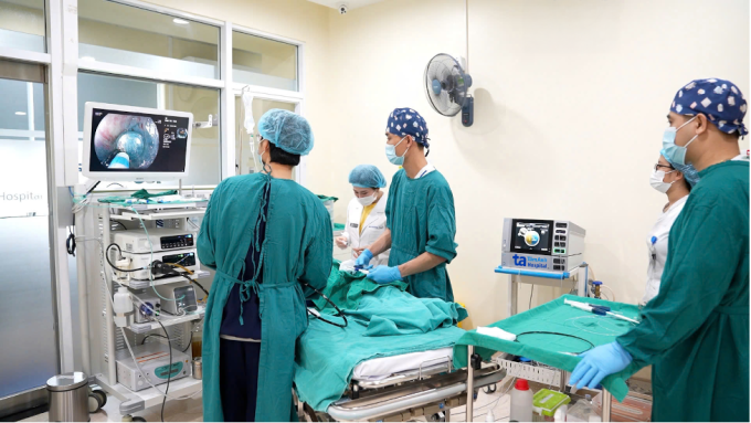 u-tk-1752405787-4103-1752405882 Êkíp cắt u trực tràng tồn dư bằng phương pháp cắt xuyên thành. Ảnh: Bệnh viện Đa khoa Tâm Anh