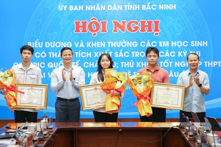 ubnd-bac-ninh-khen-thuong-huy-chuong-vang-olympic-17537908642031366719426 Bắc Ninh thưởng tiền tỉ cho các học sinh đạt huy chương Olympic quốc tế - Ảnh 1.