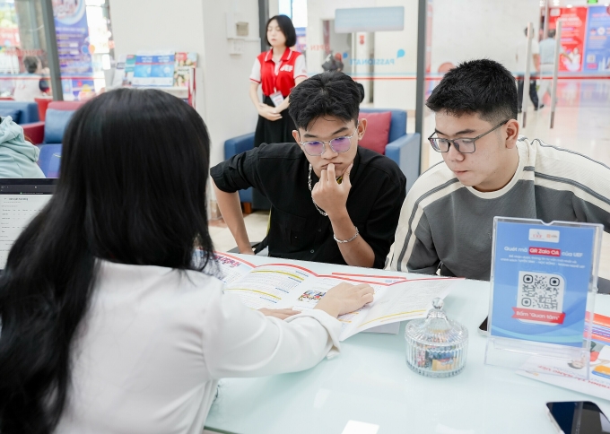 uef07672-1752648985-1752649144-2387-1752649373 Thí sinh tìm hiểu thông tin tuyển sinh của trường Đại học Kinh tế - Tài chính TP HCM, tháng 6. Ảnh: UEF
