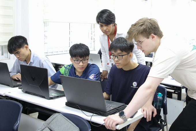 uet-jpeg-1752802943-1752803087-5936-1752810552 Sinh viên trường Đại học Công nghệ và Đại học South Wales (Vương quốc Anh) giao lưu trong một sự kiện diễn ra tuần trước. Ảnh: VNU-UET