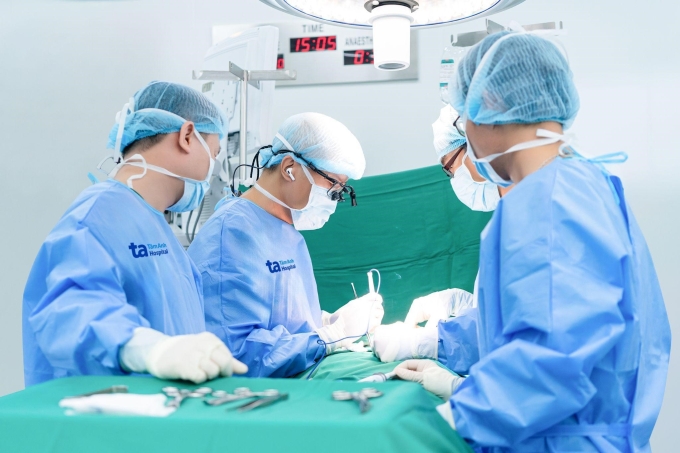 ung-thu-vu-1752031450-4881-1752032383 Bác sĩ Trông và êkíp phẫu thuật cho bà Lan. Ảnh: Bệnh viện Đa khoa Tâm Anh