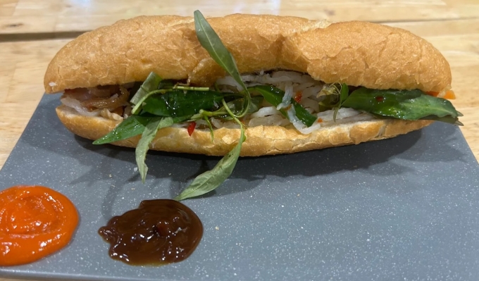 unnamed-1-1753161603-2085-1753161624 Bánh mì phục vụ tại một cửa hàng ở ga quốc nội sân bat Tân Sơn Nhất. Ảnh: Food Date