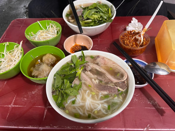 unnamed-1752571932-7559-1752572104 Tiệm phở vỉa hè mở cửa khuya, nổi tiếng khu vực Tân Định. Ảnh: NopeFox