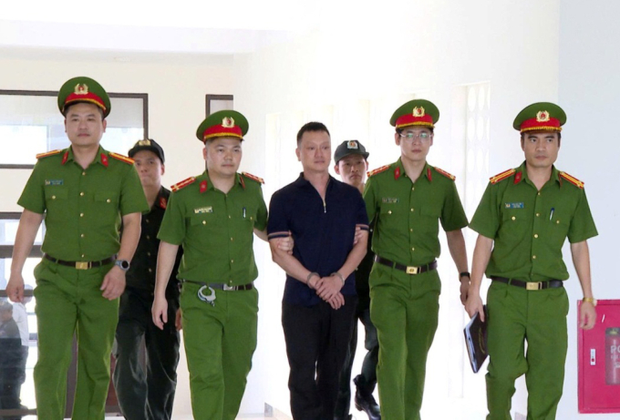 vi-ngo-jpeg-1753093658-5340-1753094028 Cảnh sát áp giải trùm giang hồ Vi Ngộ. Ảnh: Lam Sơn