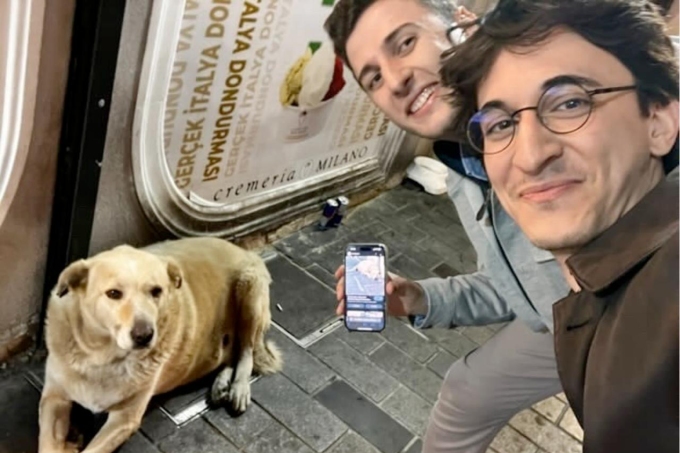 viral-fame-makes-stray-dog-the-8978-7219-1753506091 Du khách check in chú chó The Boulder ở khu vực gần ga tàu điện. Ảnh: Instagram/@theboulderistanbul.