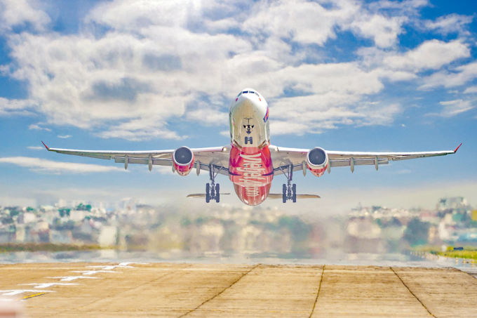 vj-10-1753950366-4534-1753950580 Tàu bay Vietjet cất cánh tại sân bay Tân Sơn Nhất. Ảnh: Tài Nguyễn