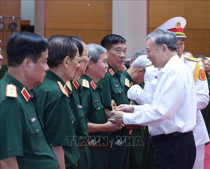 vnapotaltongbithutolamgapmatdaibieucocongvoivoicachmangstand-1753942613919-17539426141011393296043 'Trong chiến đấu mà em có hy sinh, hòa bình anh nhớ đem em về nghĩa trang, làm giỗ cho em nhé' - Ảnh 3.