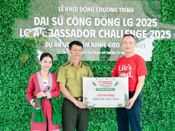 vne12-1753350939-4908-1753351080 Ông Song Ikhwan đại diện LG trao tặng 600 cây lim xanh cho đại diện Vườn quốc gia Bến En và Hợp tác xã Bản Thổ. Ảnh: LG