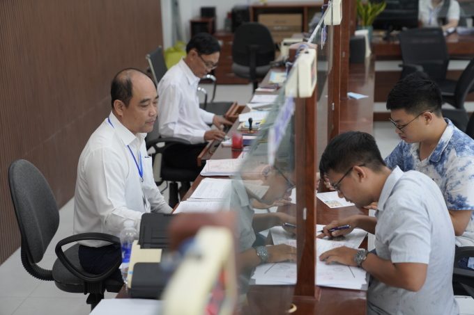 vne9272-jpg-1267-1751441041-1 Công chức phường Hải Châu, trung tâm TP Đà Nẵng làm việc tại Trung tâm phục vụ hành chính công, tháng 6/2025. Ảnh: Nguyễn Đông